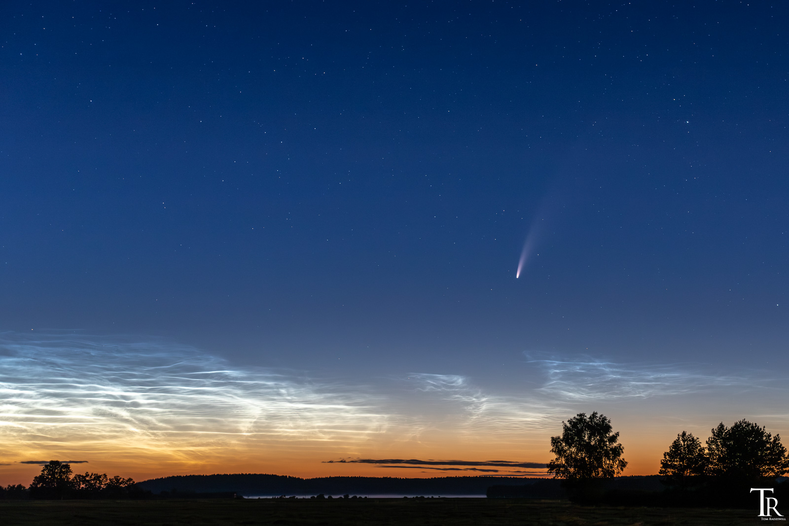 Du betrachtest gerade Story zum Foto – Teil 9: Komet Neowise mit leuchtenden Nachtwolken